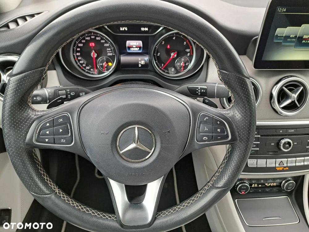 Mercedes-Benz GLA 180 d 7G-DCT Urban - 15