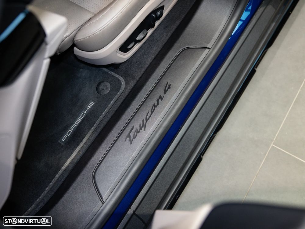 Porsche Taycan Cross Turismo 4 - 38
