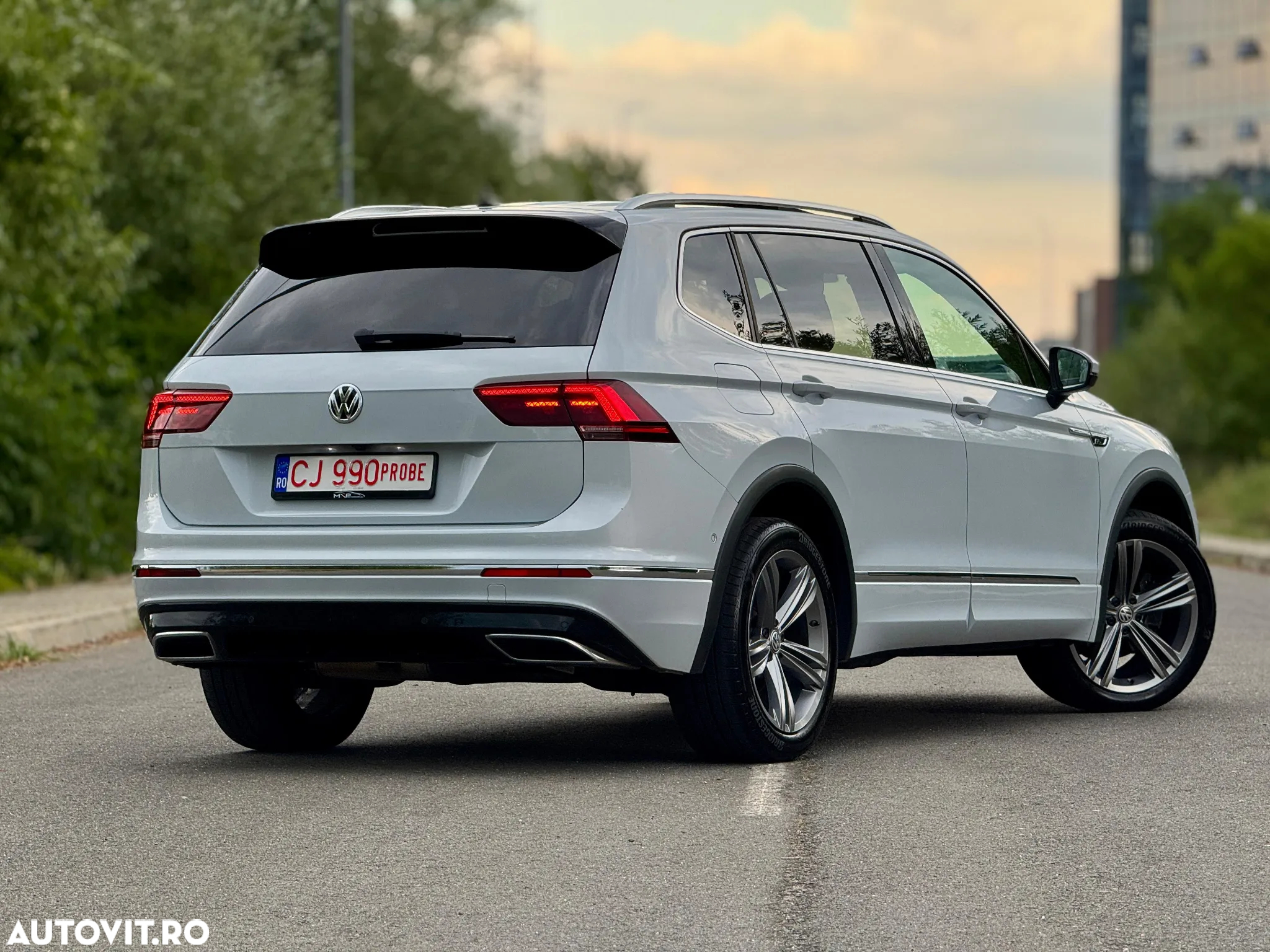 Volkswagen Tiguan Allspace 2.0 TDI 4Mot DSG R-Line - 4