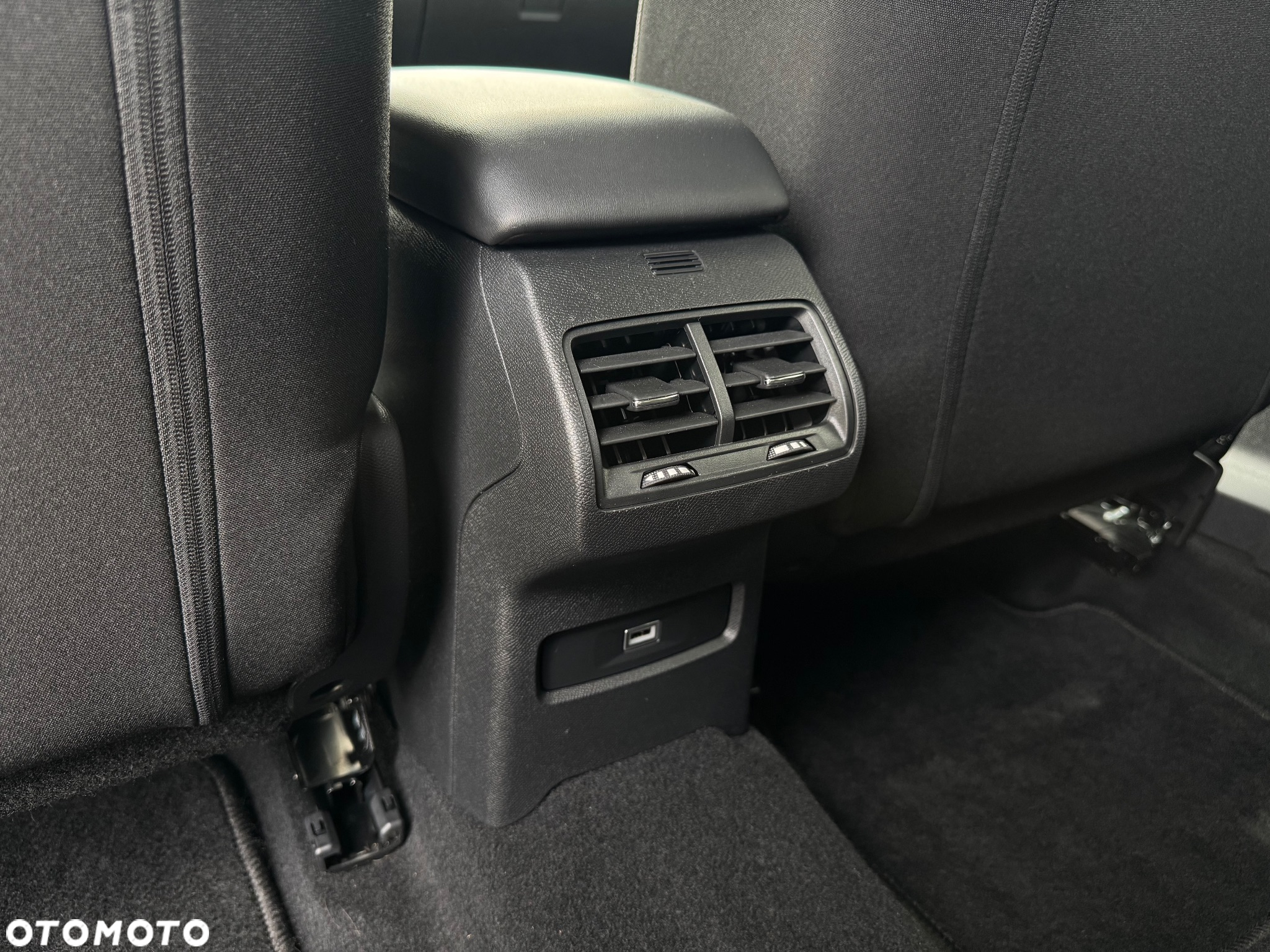Citroën C4 PureTech 130 Stop&Start EAT8 SHINE - 28