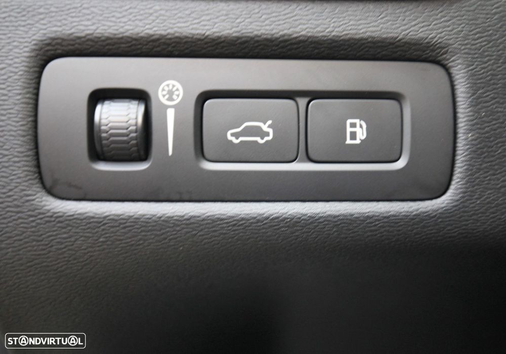 Volvo XC 60 2.0 T8 PHEV R-Design AWD - 37