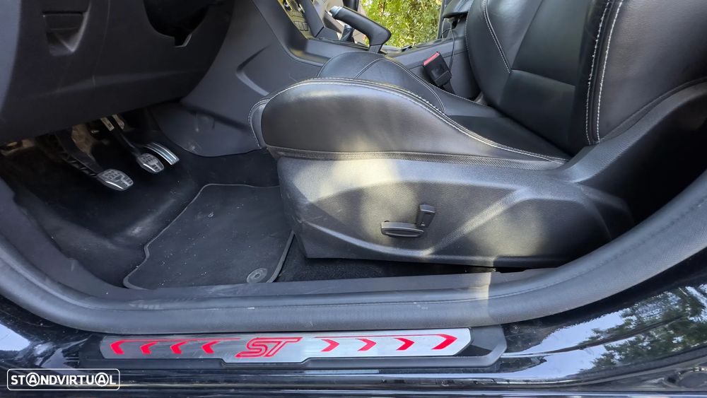 Ford Focus SW 2.0 EcoBoost ST - 19