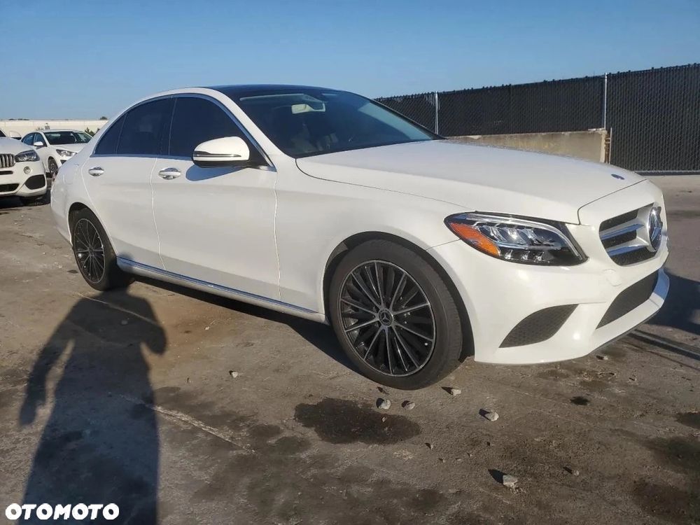 Mercedes-Benz Klasa C 300 4Matic 9G-TRONIC Exclusive - 3