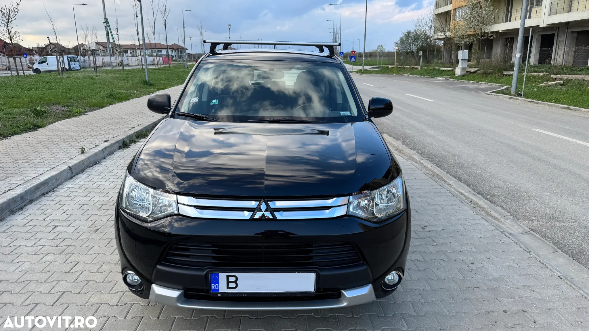 Mitsubishi Outlander - 2