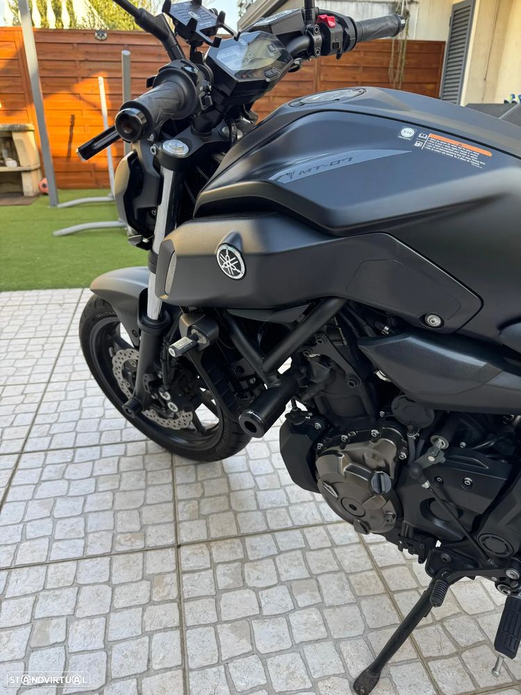 Yamaha MT-07 naked - 5