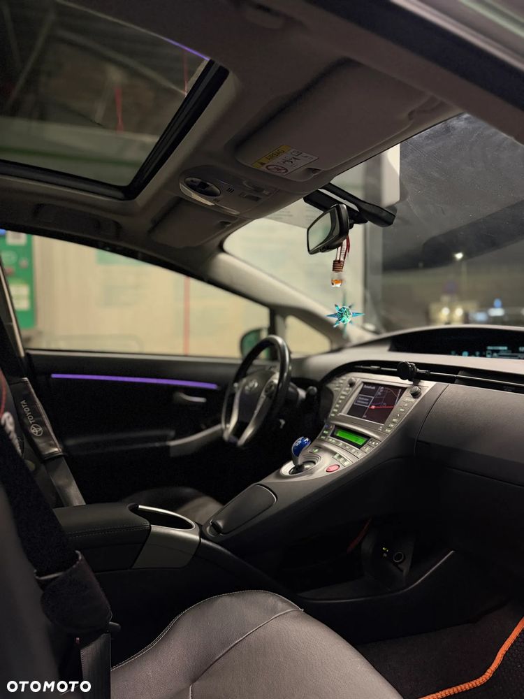 Toyota Prius (Hybrid) Executive - 11