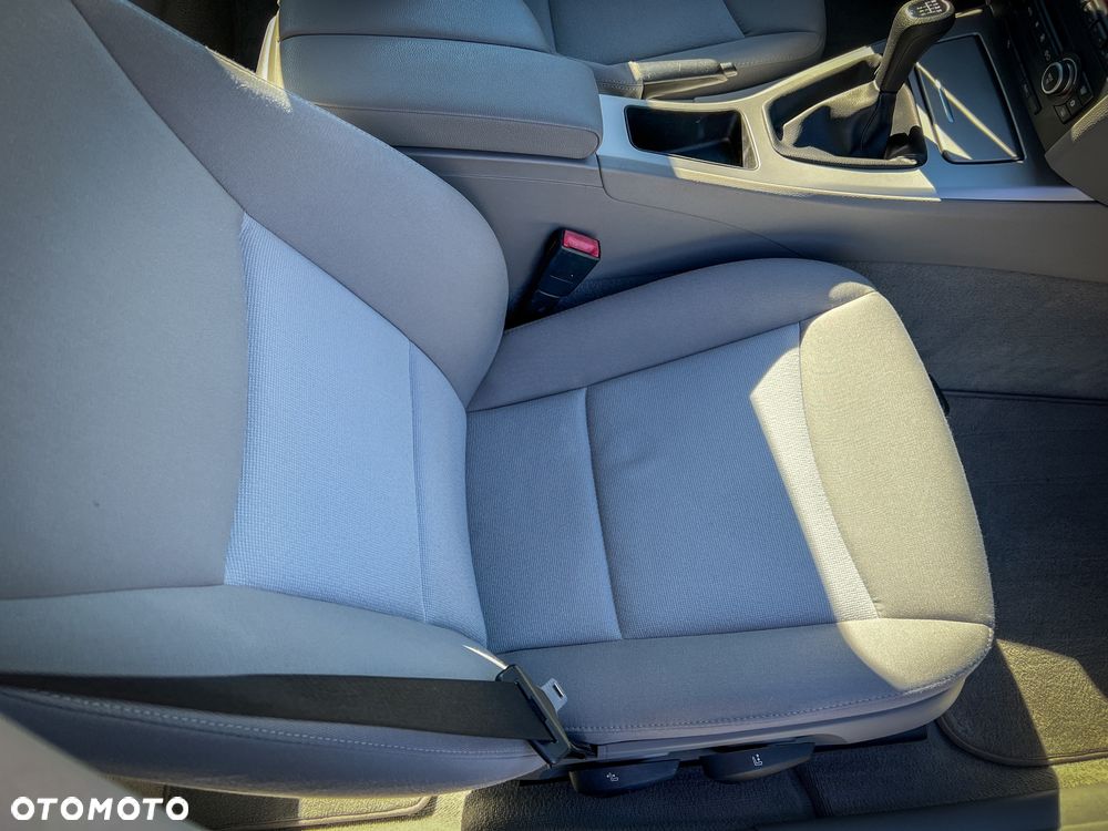 BMW Seria 3 318i Touring - 19