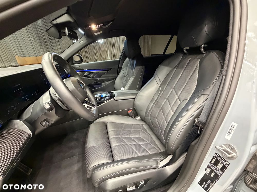 BMW Seria 5 520i mHEV - 11