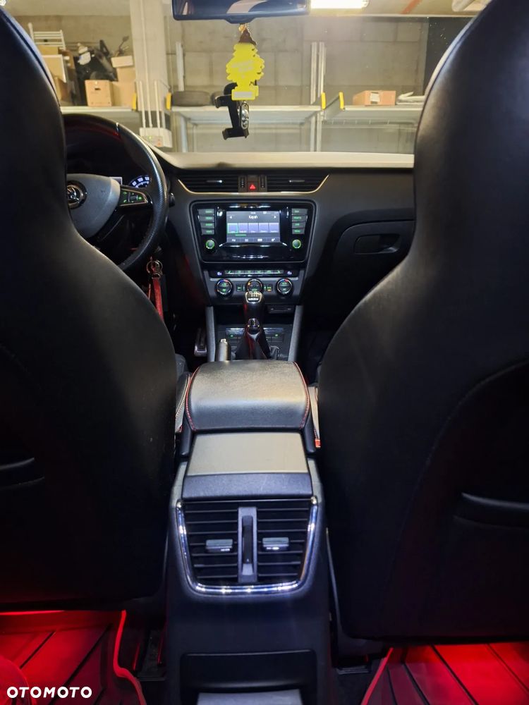 Skoda Octavia Combi 2.0 TDI RS - 24