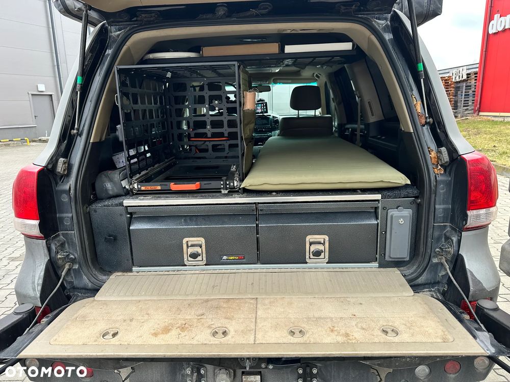 Toyota Land Cruiser - 10