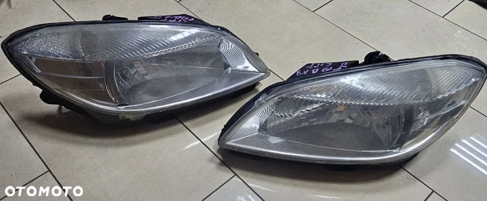 Lampy przednie / prawa  przód / Skoda Fabia II - 1