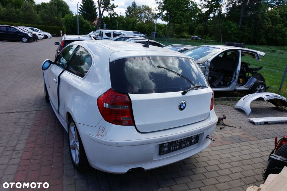KLAPA BAGAŻNIKA TYLNA 1 E81 LIFT 3D HB 300  BIAŁY ALPINWEISS BMW 2007-2011 - 2