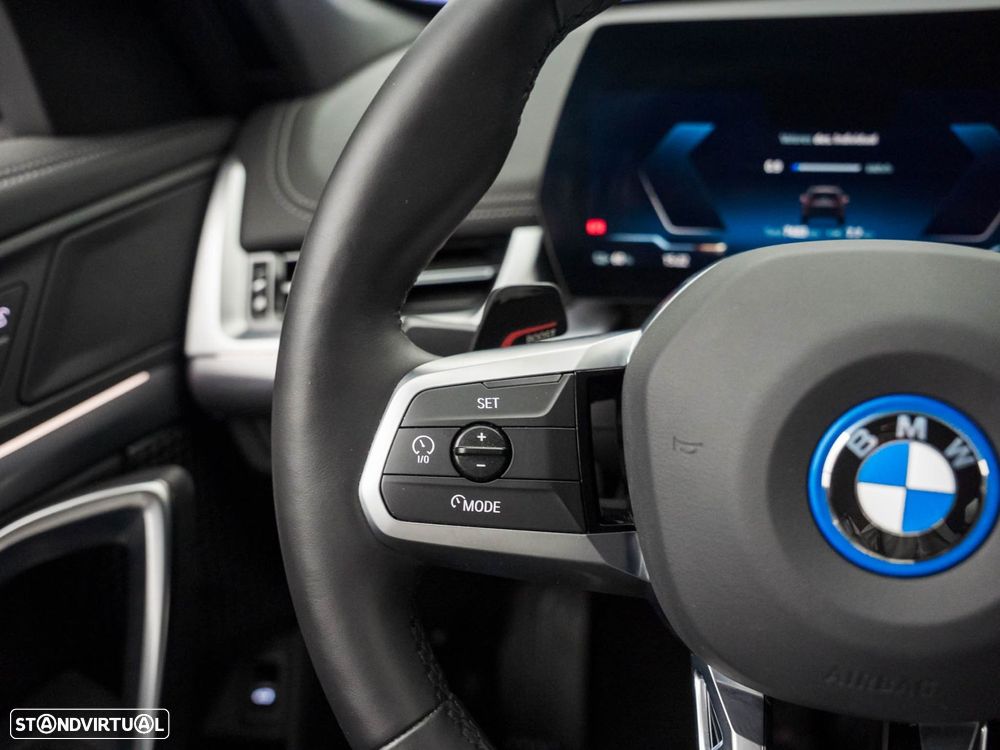BMW iX1 eDrive20 Pack Desportivo M - 22