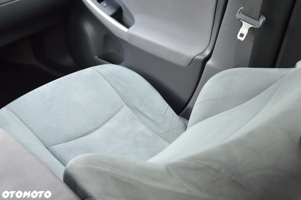 Toyota Prius (Hybrid) Life - 16