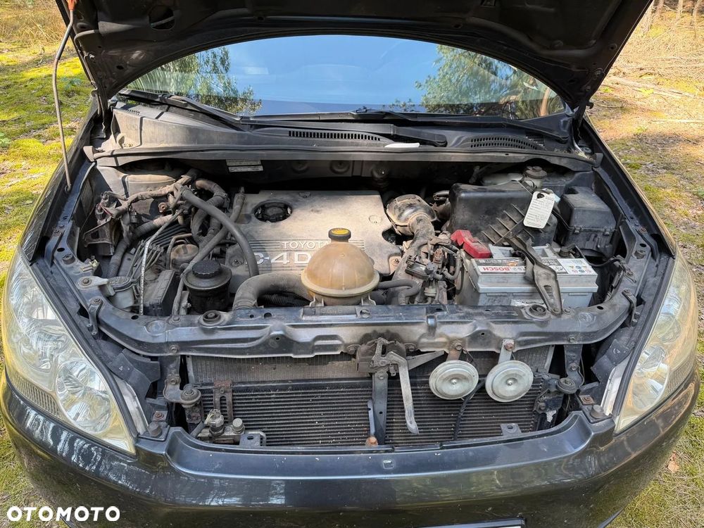 Toyota Avensis Verso D-4D - 10