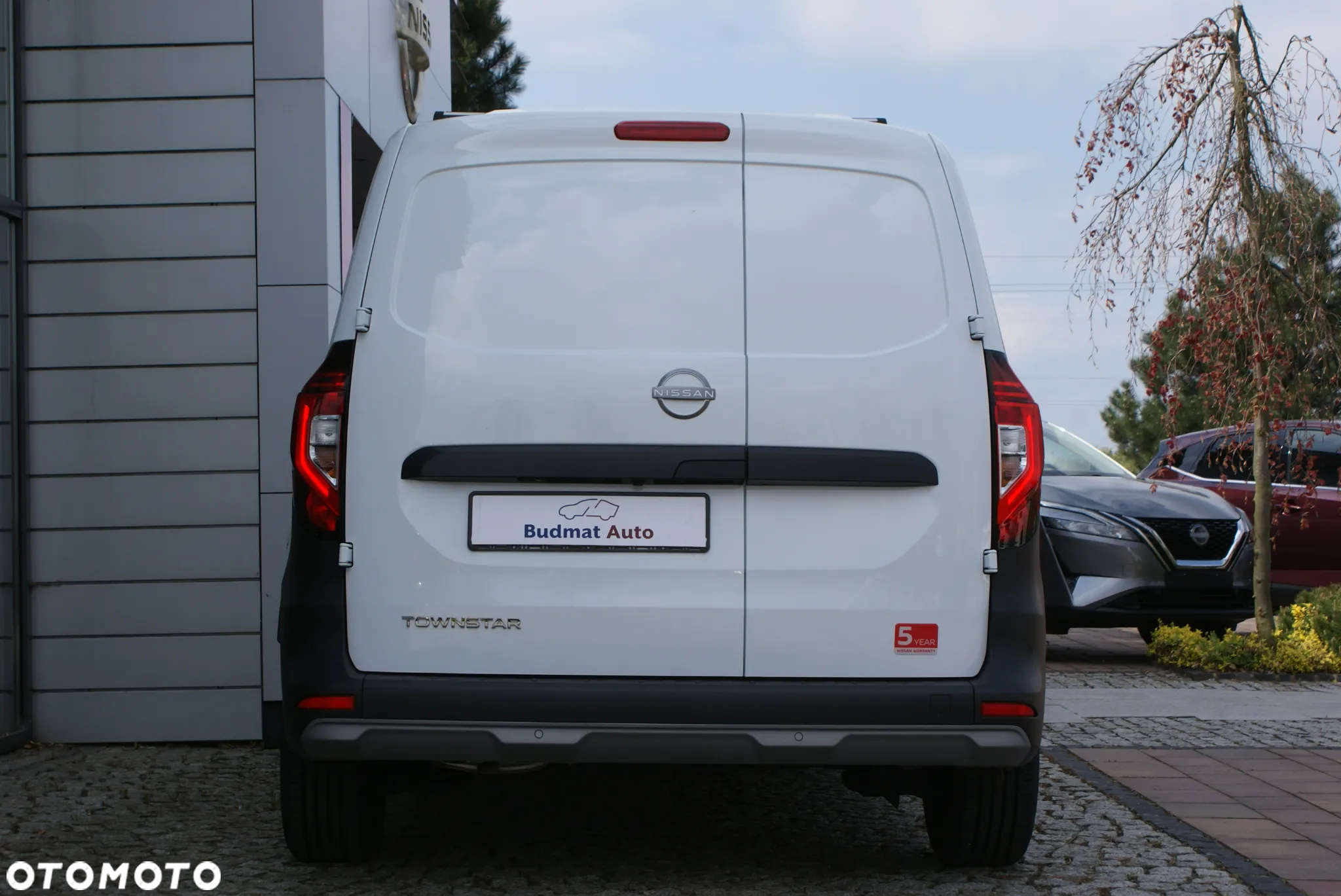 Nissan Towsntar - 7