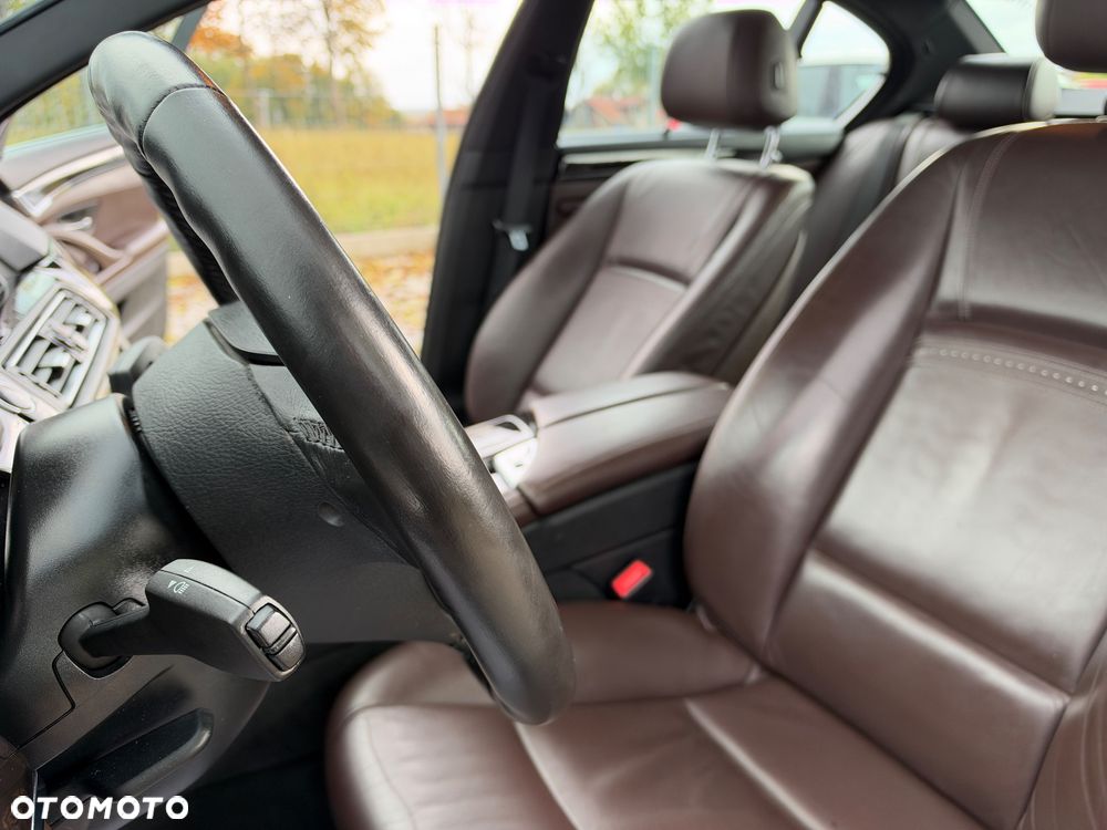 BMW Seria 5 528i xDrive Luxury Line - 32