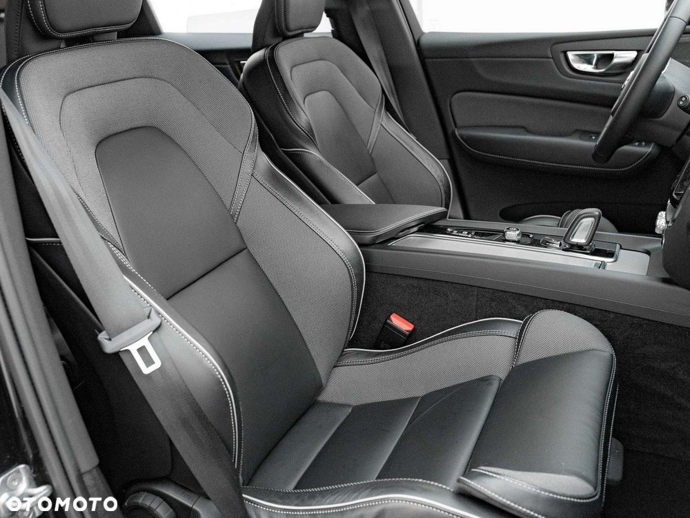 Volvo XC 60 B4 B Plus Dark - 30