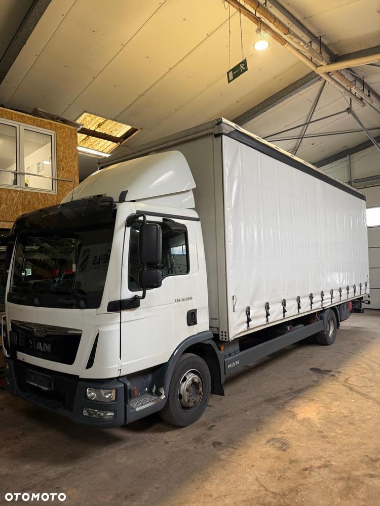 MAN TGL 12.250 12.220 Firanka 18 palet Winda 1500 kg Niski przebieg Manual klima Blokada mostu Sprzęg