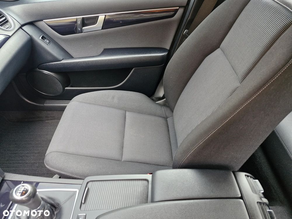 Mercedes-Benz Klasa C 180 CGI BlueEFFICIENCY Avantgarde - 27