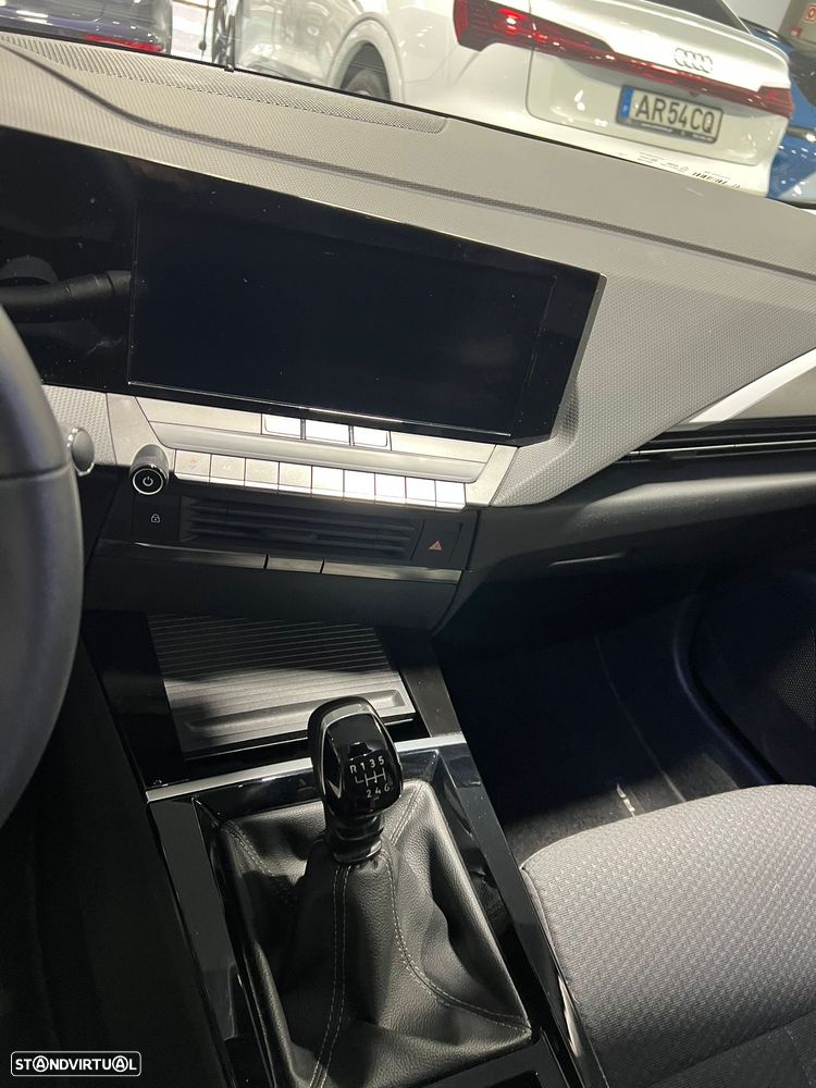 Opel Astra 1.2 T Edition - 11