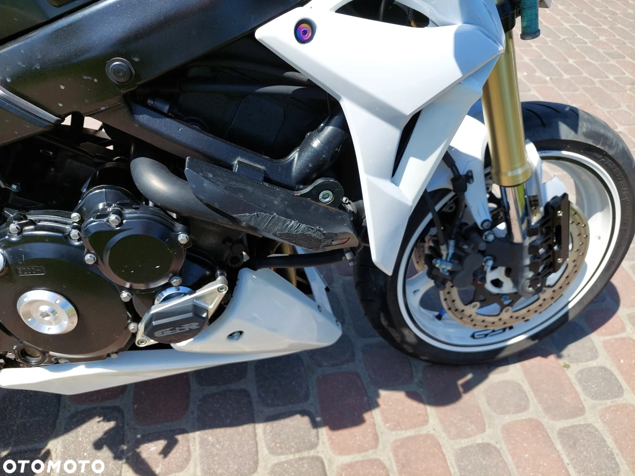 Suzuki GSR - 14