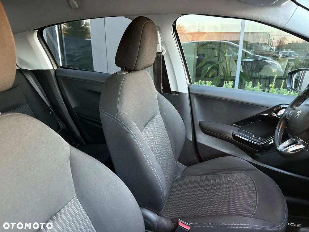 Peugeot 208 - 6