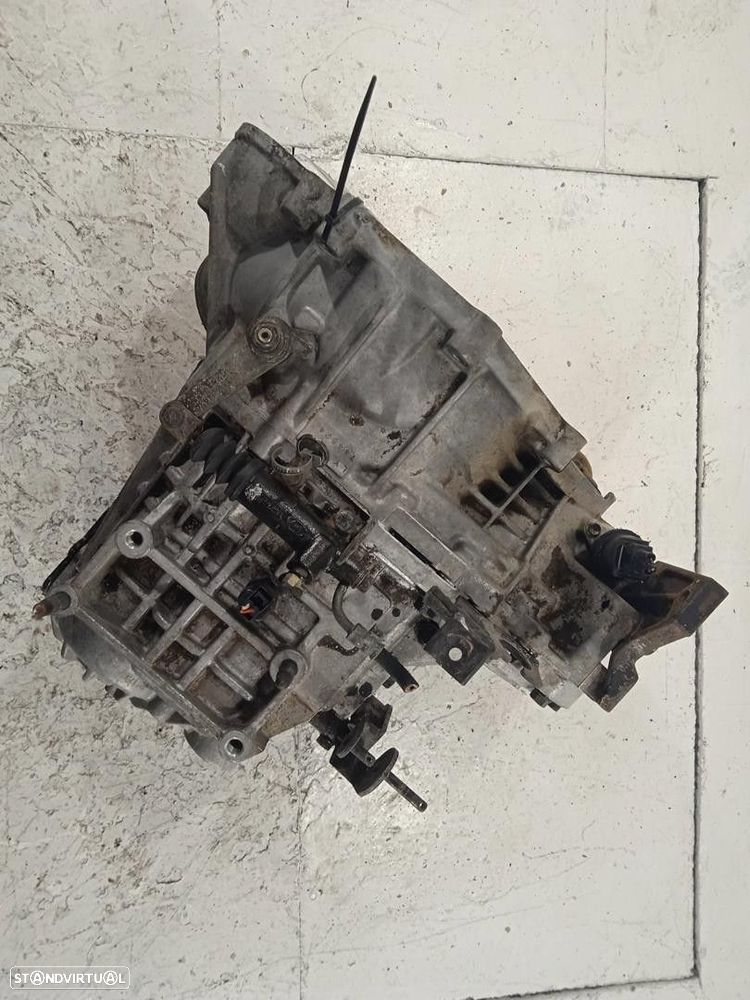 CAIXA VELOCIDADES HYUNDAI TRAJET 2000 - 4