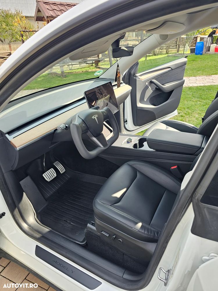 Tesla Model Y Performance Dual Motor AWD - 11