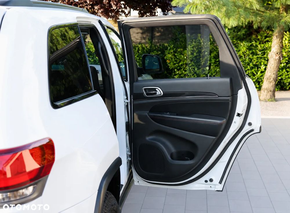 Jeep Grand Cherokee - 24