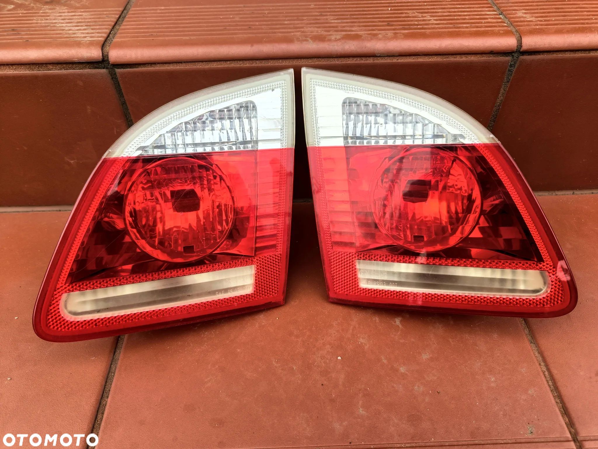 BMW E60 E61 KOMBI LAMPA TYLNA TYŁ W KLAPĘ LEWA PRAWA - 1