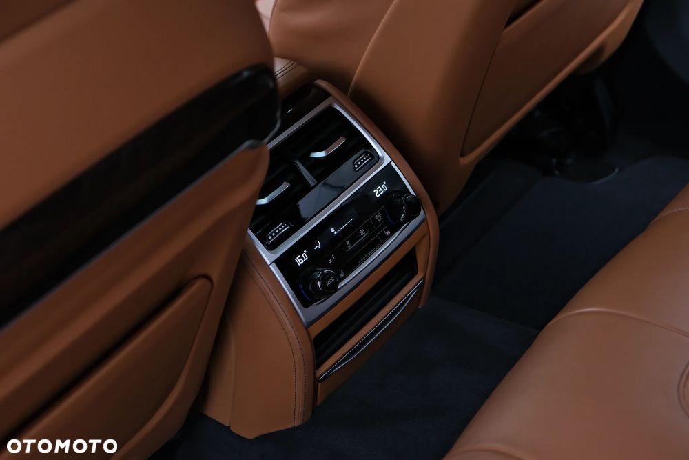 BMW Seria 7 750i xDrive sport - 33