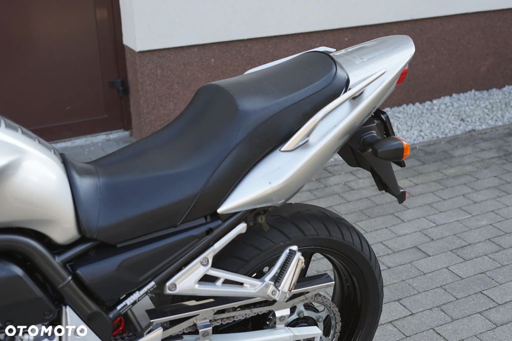 Yamaha FZS - 24