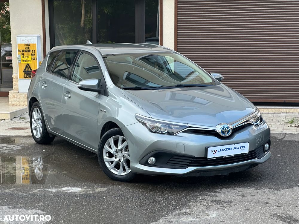 Toyota Auris 1.8 L VVT-i HSD Sol + - 6