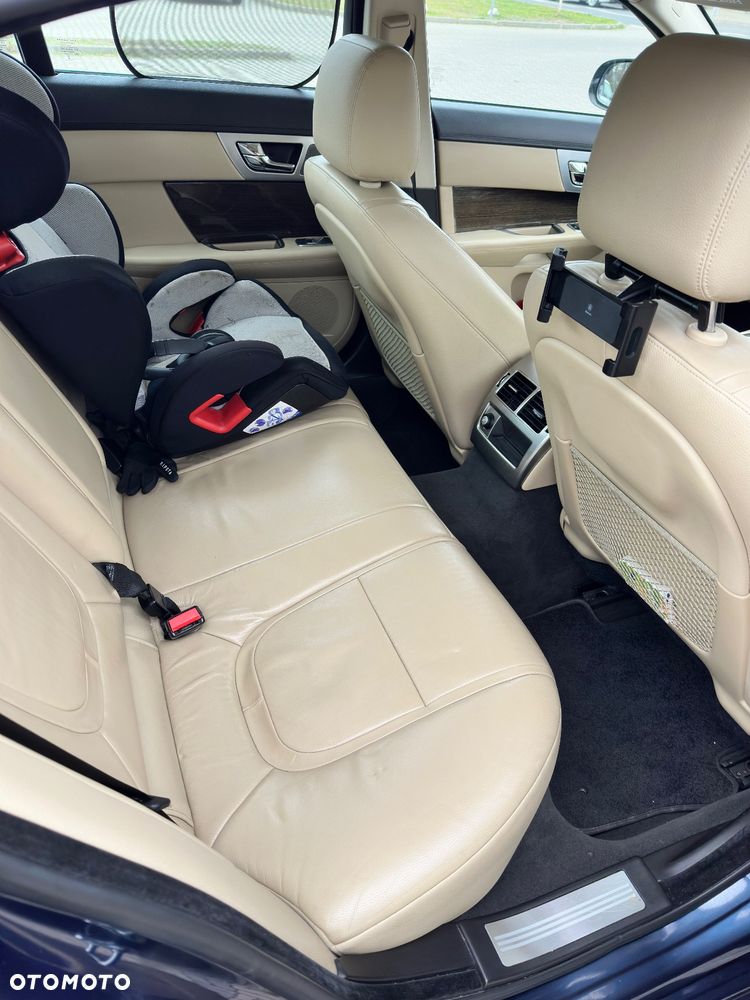 Jaguar XF 2.2 D Luxury - 17