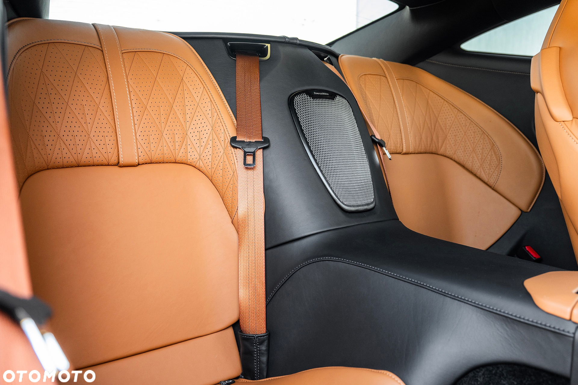 Aston Martin DB12 - 26