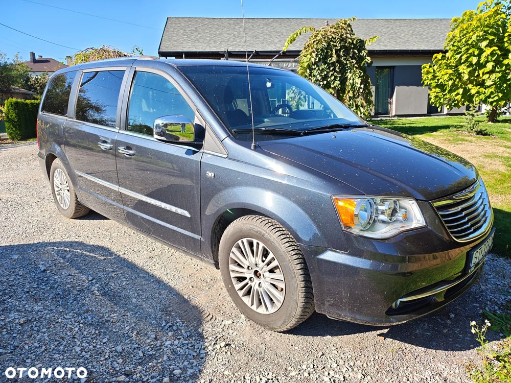 Chrysler Town & Country - 3