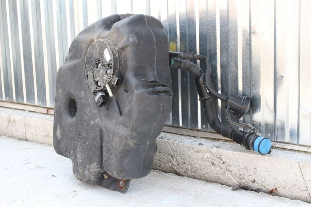 Zbiornik Adblue Mercedes C-Klasa W205 - 7