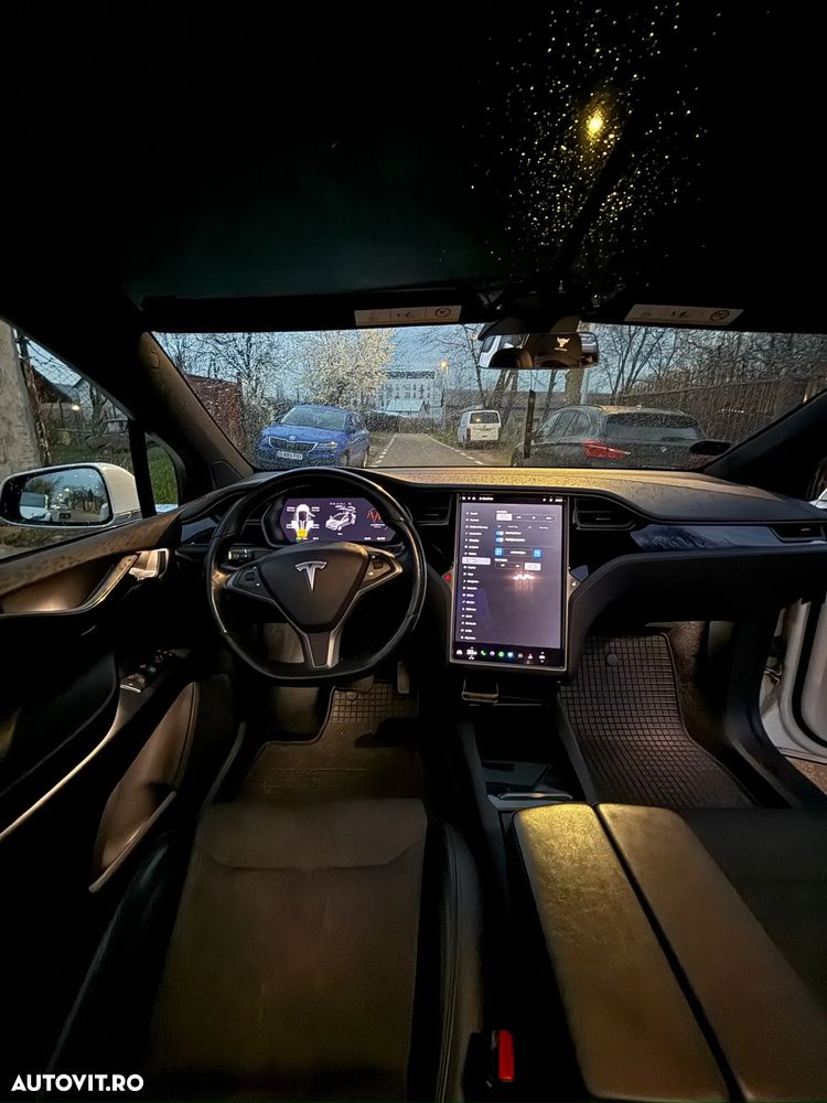 Tesla Model X - 5