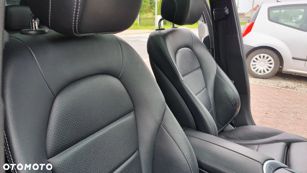 Mercedes-Benz Klasa C 300 9G-TRONIC AMG Line - 33