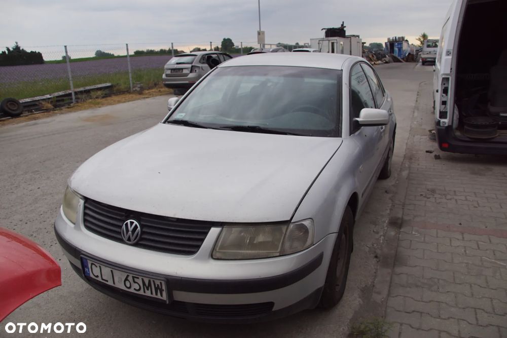 Auto na części - Volkswagen Passat B5 1.9 TDI 115 KM AJM DUK LB7Z 2000R Silnik Skrzynia Drzwi Maska Błotnik Klapa Zderzak Lampa Lusterko Klamka Szyba Deska Kokpit Sterownik Moduł Czujnik Licznik Panel Kierownica - 8