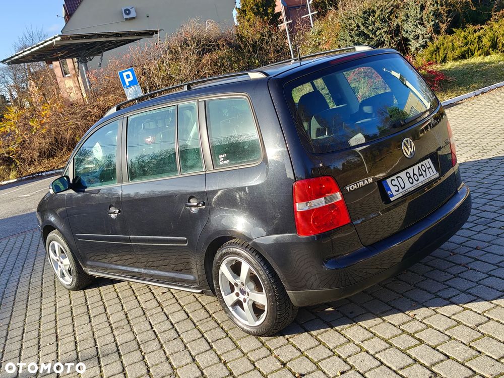 Volkswagen Touran 2.0 FSI Highline - 23