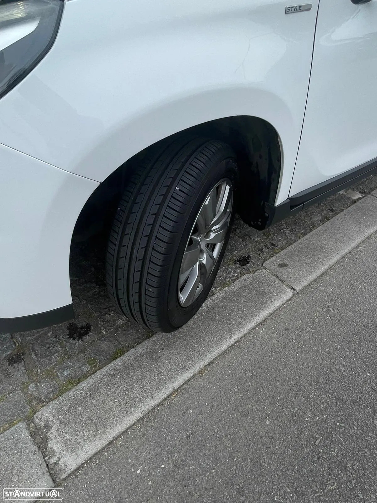 Peugeot 2008 1.6 BlueHDi Style - 4