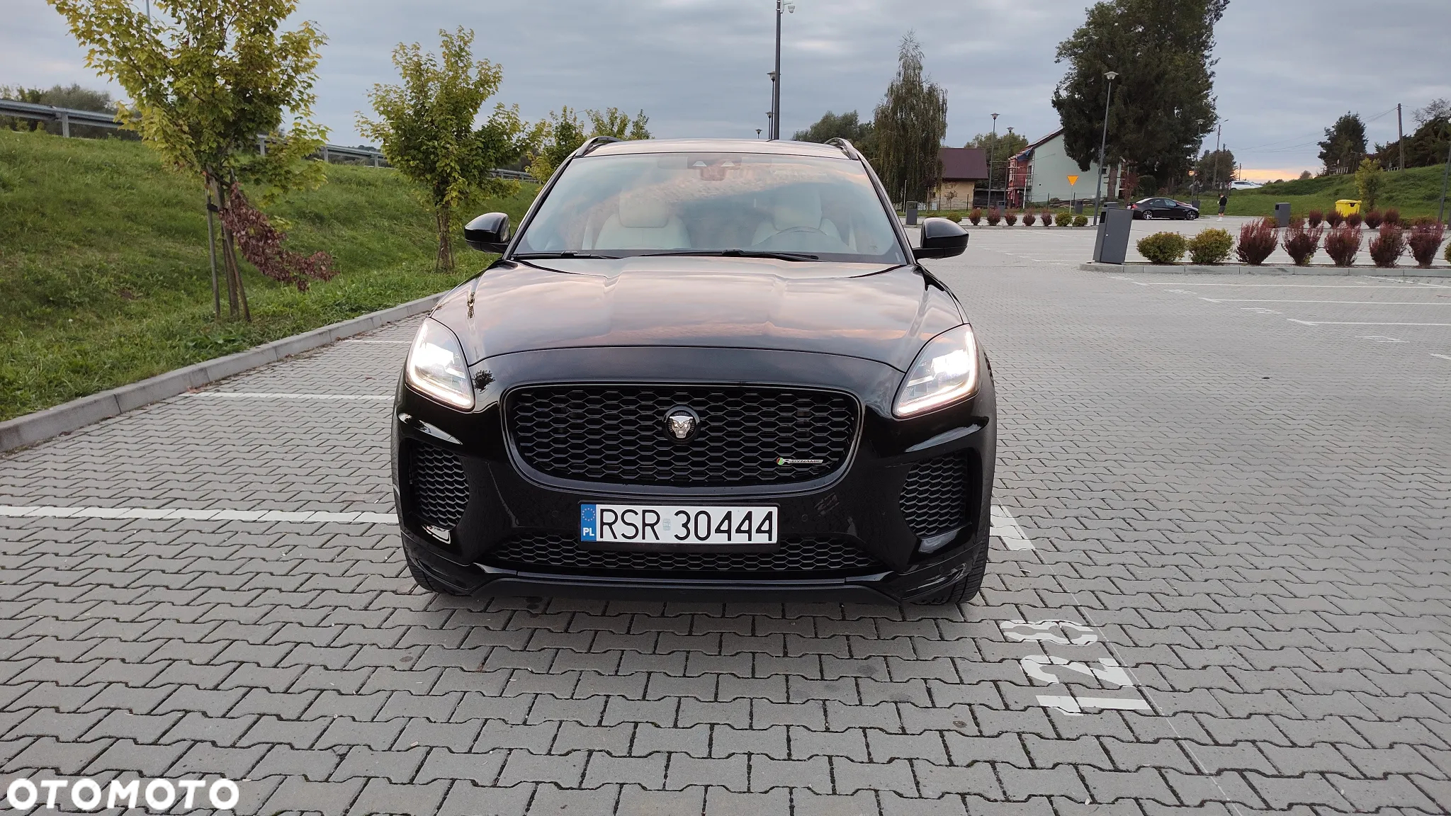 Jaguar E-Pace P300 AWD R-Dynamic SE - 8
