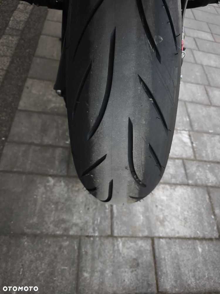 Suzuki GSR - 11