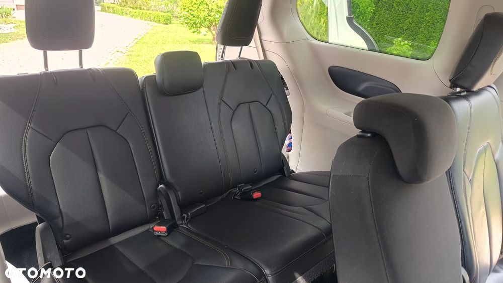 Chrysler Pacifica - 17
