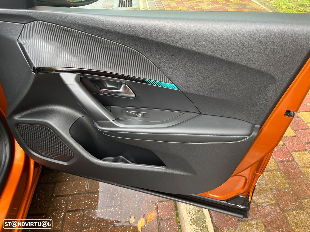 Peugeot 2008 1.2 PureTech Allure EAT8 - 33