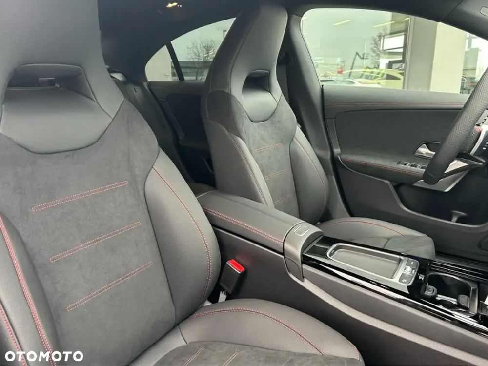 Mercedes-Benz CLA 220 4-Matic AMG Line 7G-DCT - 4