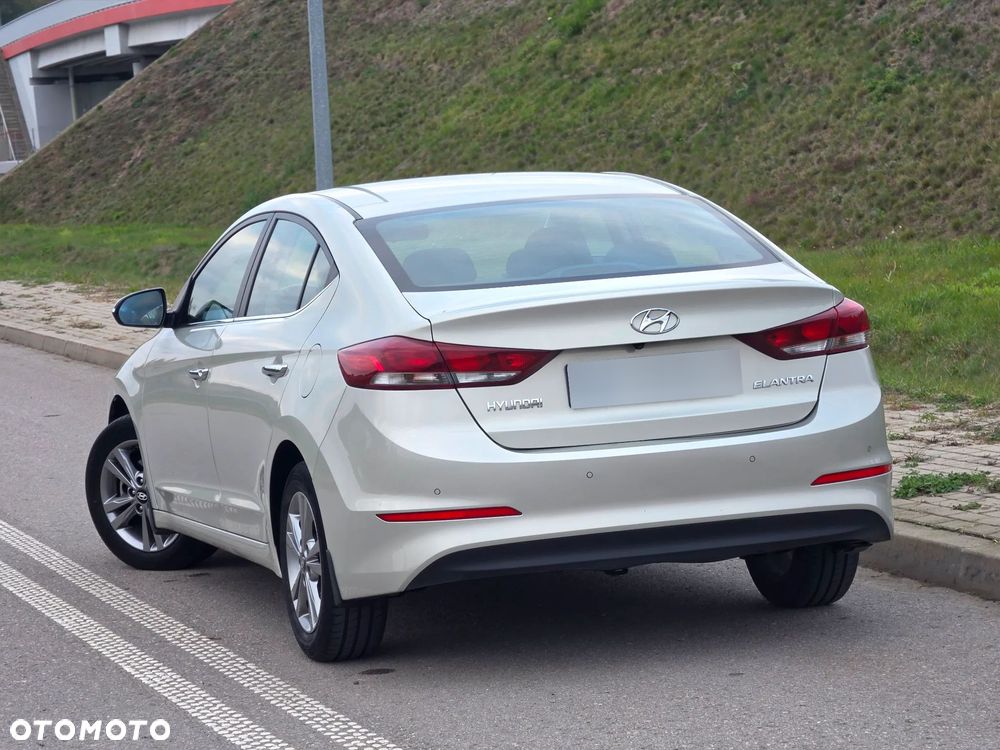 Hyundai Elantra 1.6 Comfort - 12