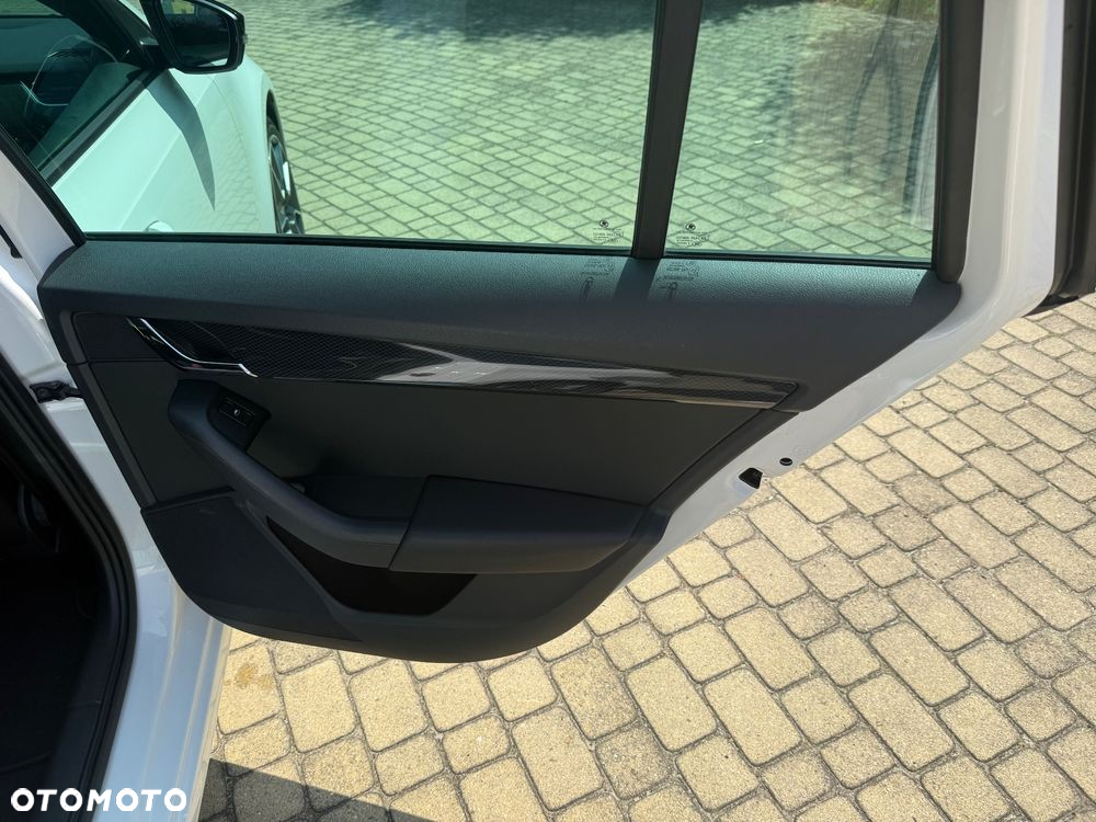 Skoda Octavia Combi 2.0 TDI DSG RS - 30